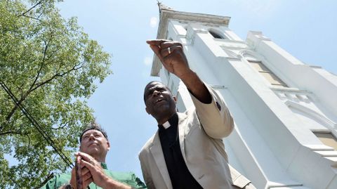 Un pastor local predica ante la iglesia metodista de Charleston.