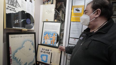 Jos Manuel Valn xunto a discos histricos