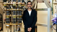 Sundar Pichai, CEO de Google y Alphabet, posa frente a un refrigerador de dilución. En la parte inferior de este sistema, ubicado en el Campus de Computación Cuántica de Santa Bárbara, California, es donde se conecta el procesador cuántico.