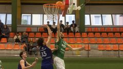 Rub�n Rey encestando a tablero en un partido del Xiria esta temporada