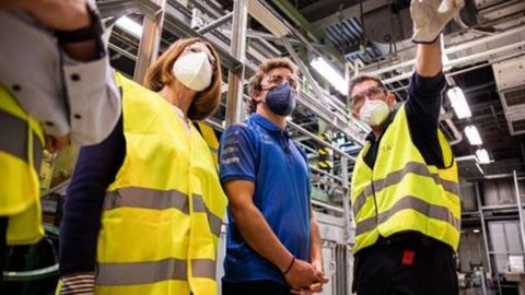 Fernando Alonso visita la planta de DuPont en Asturias