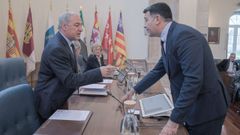 El presidente de la Diputaci�n, Jos� Tom�, le indica algo al portavoz del PP, Javier Casti�eira antes del pleno