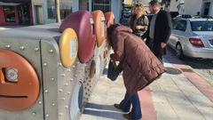 La alcaldesa de Nar�n ante los contenedores de reciclaje