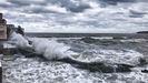 Ola de casi ocho metros llegan a la costa en Gij�n.Ola de casi ocho metros llegan a la costa en Gij�n