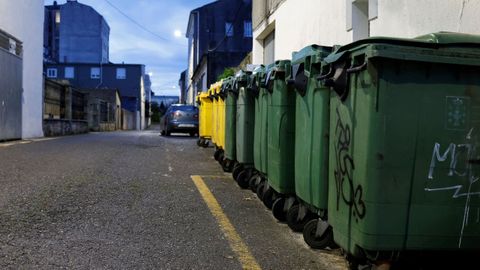 Contenedores en la calle Pedro Cal, en el casco urbano de Guitiriz