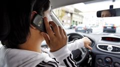 Imagen de archivo de una conductora hablando por tel�fono al volante. 