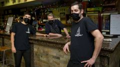 Pedro Castro, a la derecha, junto a su hermano y su sobrino en su local de Os Castros