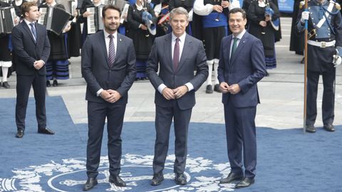 El presidente del Partido Popular, Alberto Núñez Feijóo, (c) a su llegada al Teatro Campoamor para asistir a la ceremonia de entrega de los 'Premios Princesa de Asturias 2024', a 25 de octubre de 2024, en Oviedo