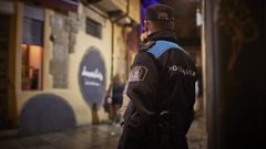 Polic�a Local de Ourense en una vigilancia nocturna en el casco viejo.
