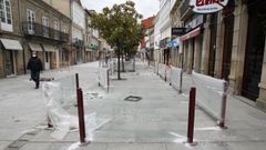 En la calle Cardenal de Monforte, reci�n reformada, ya se instalaron las mamparas que se�alan los l�mite de las terrazas de los negocios de hosteler�a