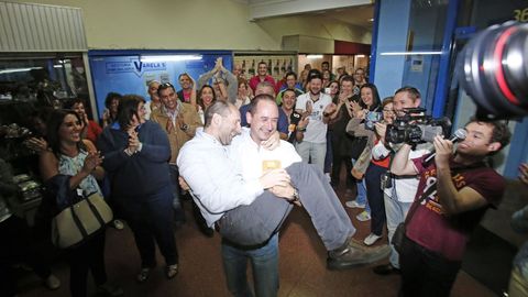 Telmo Ucha (que tendra que entrar en el Concello en sustitucin del concejal de Cultura, que dimiti) coge en brazos a Jcome tras sus buenos resultados del 2015