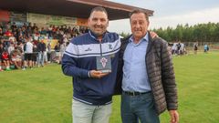 Juan Pazos posa en la foto con el representante del Cebarca