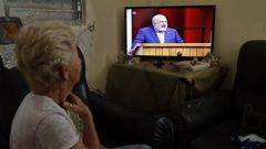 Una mujer sigue desde su vivienda de La Habana la sesi�n de la Asamblea Nacional en laque se aprobaron las reformas econ�micas