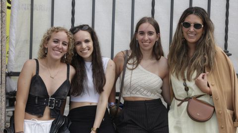 Un grupo de amigas, haciendo cola en el Morri�a.