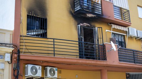 Tres j�venes fallecen durante un incendio en un piso de Huelva