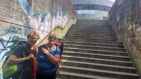 Las peregrinas australianas Chel y Christine al llegar a Ferrol