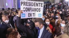 To�ito sostiene uno de sus carteles con la mano y, con la otra, el hombro de N��ez Feijoo en el acto celebrado el mi�rcoles en Santiago.