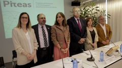 Todos a una: de izquierda a derecha, Irma Garc�a, directora del colegio Inmaculada-La Salle de Santiago; Juan Carlos Perez Mestre, director del IES A Xunqueira II, de Pontevedra; la conselleira de Educaci�n, Carmen Pomar; el presidente de la Fundaci�n Barri�, Jos� Mar�a Arias; la directora dela Unidad de Altas Capacidades de la USC, Mar�a Teresa S�nchez Casta�o; y el director del CEE de Panx�n y portavoz de los docentes en el programa Piteas, Rafael Lores