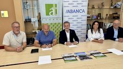 Directivos de Abanca y de la asociaci�n empresarial del Tambre, durante la firma del convenio entre ambas entidades
