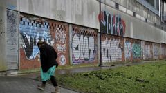 Pintadas y destrozos en el paseo mar�timo de Santa Cristina