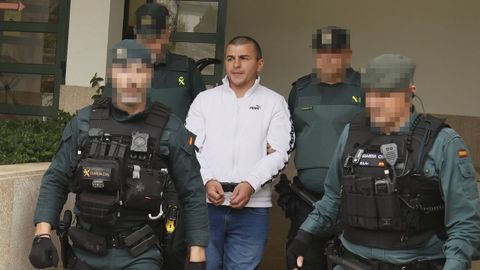 Javier Montero, saliendo el Tribunal de Instancia de Mondo�edo tras finalizar su declaraci�n ante la jueza