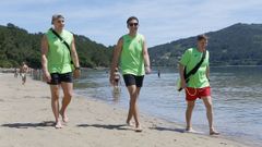 Socorristas en la playa de Bro�a, en Outes