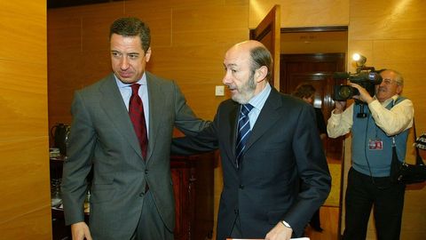 Reunin con el portavoz popular, Eduardo Zaplana, en el 2006 tras el alto al fuego roto por ETA