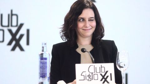 La presidenta de la Comunidad , Isabel Díaz Ayuso, guiña un ojo durante su intervención este miércoles en un desayuno-coloquio del Club Siglo XXI, en Madrid