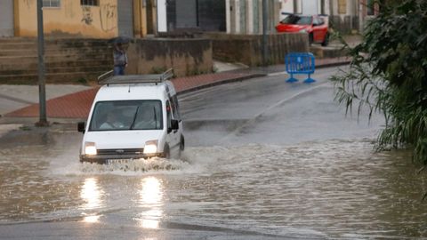 Un coche circula por un camino de Cartagena el viernes.