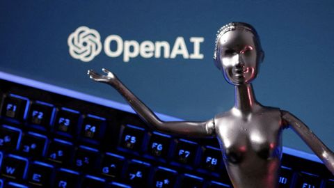 Un robot, ante el logo de OpenAI