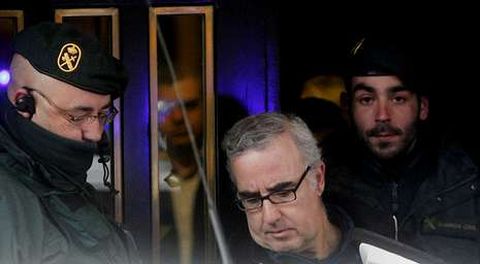 Alfonso Basterra, a la salida del �ltimo registro en su piso de Santiago, el d�a que se encontr� el ordenador en el sal�n.