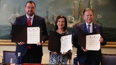 El presidente del Principado de Asturias, Adri�n Barb�n; la ministra de Defensa, Margarita Robles, y el alcalde de Oviedo, Alfredo Canteli, tras la firma del protocolo
