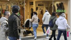 Ambiente en la calle Real, principal arteria comercial de Ferrol, en el primer d�a de rebajas.
