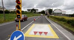 Obras de uno de los reductores en la avenida Vila de Negreira. 