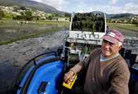 La cofrad�a dispone de un tractor adaptado para la retirada de algas de la arena.