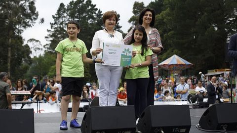 PREMIO VOZ NATURA LUGO. CEIP Gregorio Sanz (Ribadeo). nxeles Vzquez, conselleira do Medio Rural, entrega el premio a Lourdes Marqus (coordinadora) y a los alumnos Beatriz Guedes y Ral Garca Vizoso