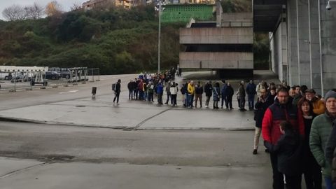 Colas en las taquillas del Carlos Tartiere para el partido de Copa ante el Atltico 