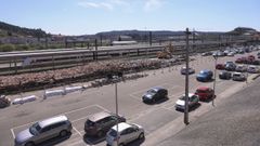 La explanada del aparcamiento de la estacin del tren situado hacia la avenida de Lugo cambia su imagen, con la demolicin de los viejos almacenes prximos a la va frrea