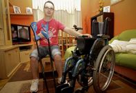 El joven Fernando Ferreiro, en su casa de A Coru�a, junto a sus muletas y su silla de ruedas.