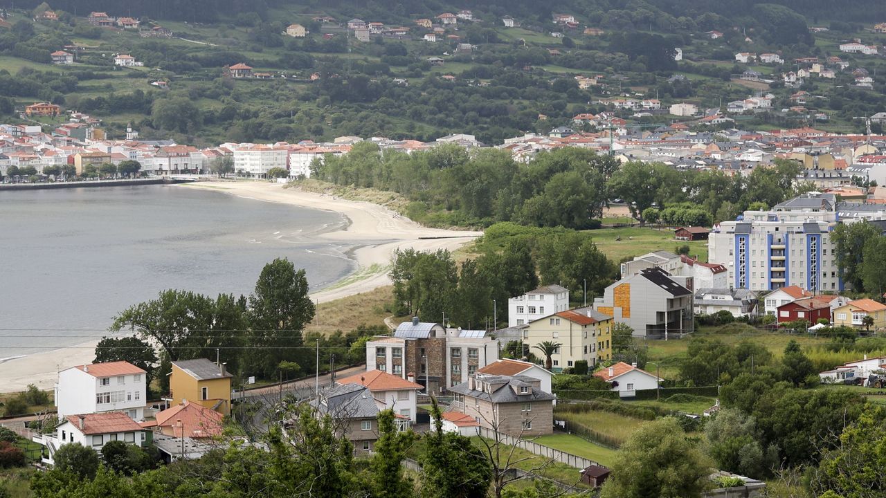 Las tensiones del mercado del alquiler de vivienda llegan a la costa de Ferrolterra: «Nadie quiere arrendar todo el año y los precios han subido un 30 %»