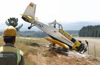 El avi�n se sali� de la pista durante el despegue y acab� deteniendose en la finca colindante. 