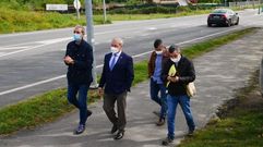 Tom, en el centro, con el secretario municipal y tcnicos de la Diputacin