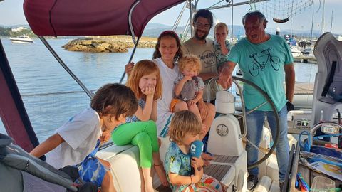 Un pescador aficionado rescata una familia que viaja en un velero con problemas frente a la costa de Ribadeo