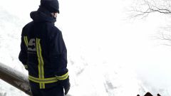 Un efecto de Bomberos, en el lugar del alud del puerto de San Isidro