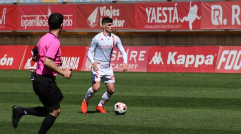 Eric Montes, de blanco, en un partido de esta temporada con la Cultural