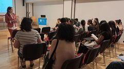 La directora del hospital de Monforte dio la bienvenida a los estudiantes que ayer visitaron el centro 