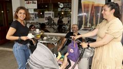 Una camarera de la cafeter�a Col�n de Carballo, en la Praza do Concello, ayer por la tarde junto a unos clientes.