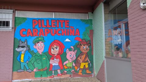 Un gran mural anunciando la representaci�n daba la bienvenida al colegio