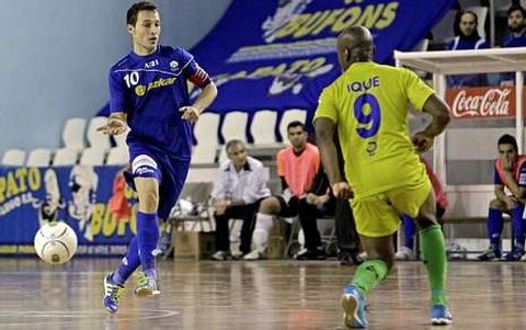 Aranburu, capit�n pronista, ante Ique, del Jumilla.