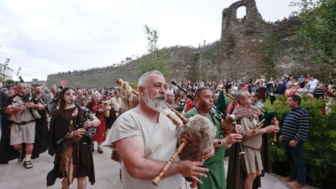 Cientos de personas siguieron el desfile desde el adarve de la Muralla